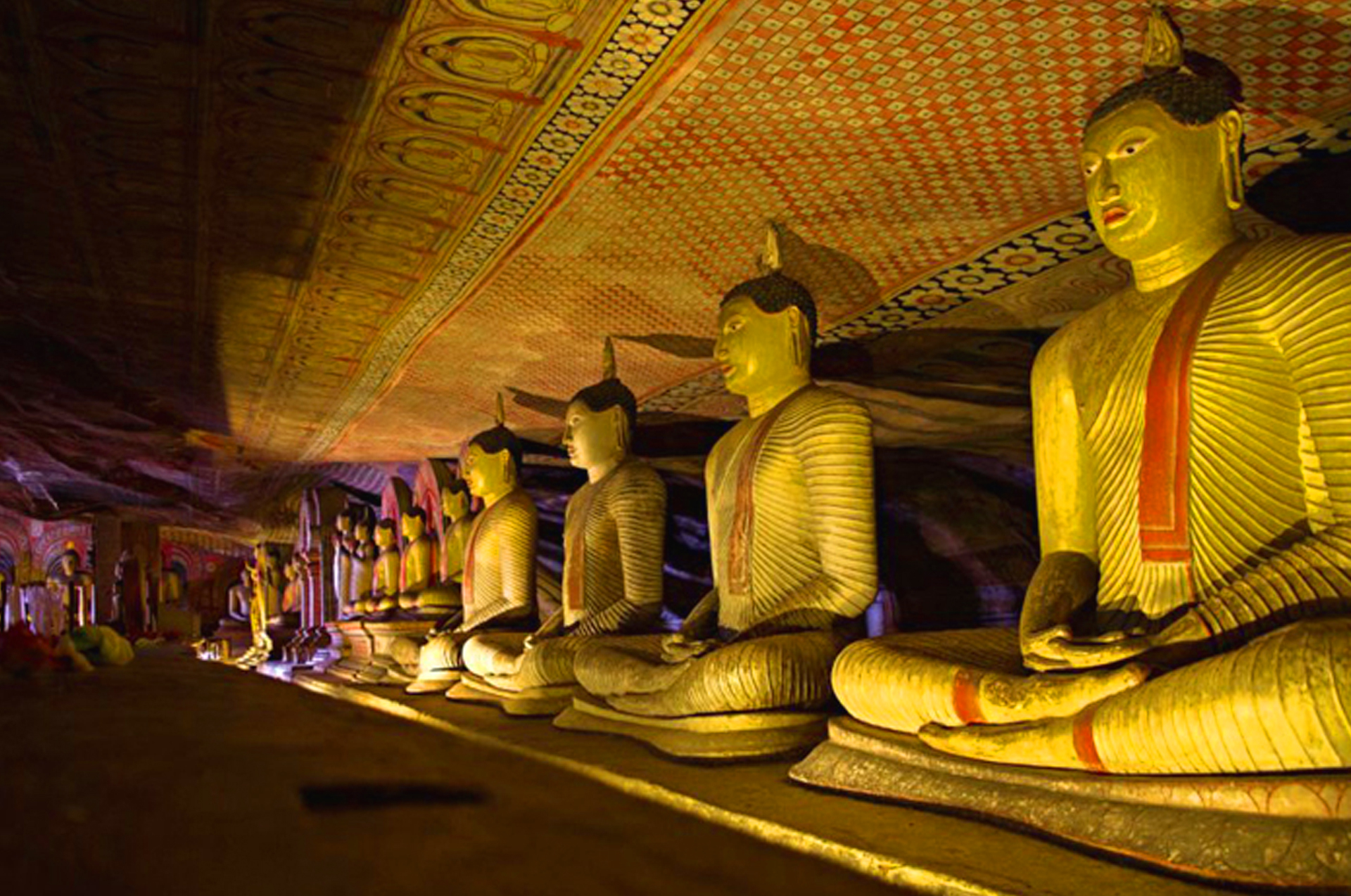 Пещерный храм дамбулла. Golden Temple Dambulla Sri Lanka. Дамбулла Кейв Темпл. Дамбулла золотой Темпл Канди.