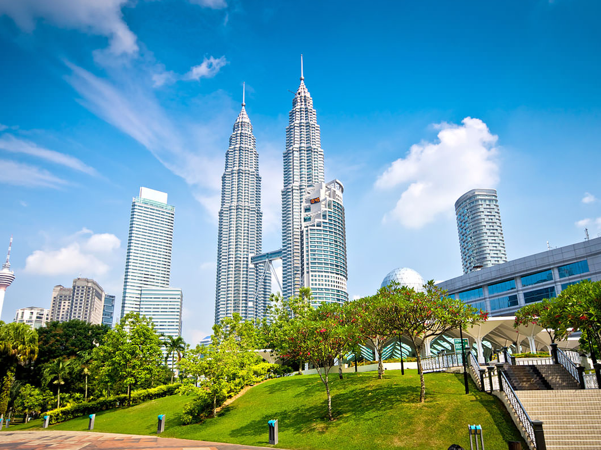 Цены в малайзии 2024. Башни Петронас Малайзия. Kuala Lumpur, Малайзия. 5. Башни Петронас, Малайзия. Федерация Малайзия столица.