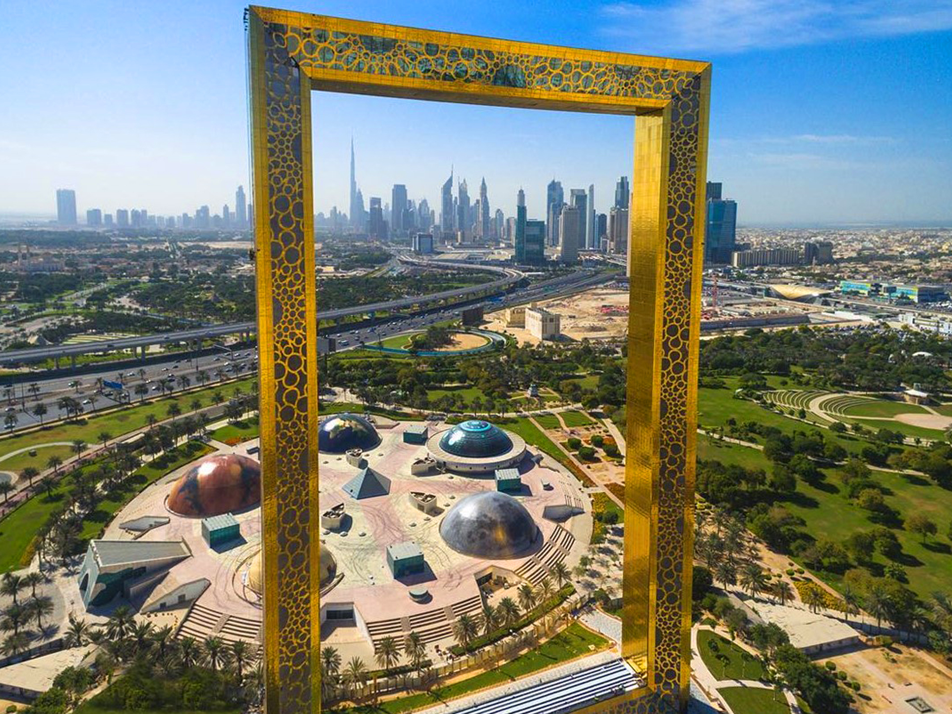 Dubai frame. Золотая арка Дубай. Дубай Фраме. 