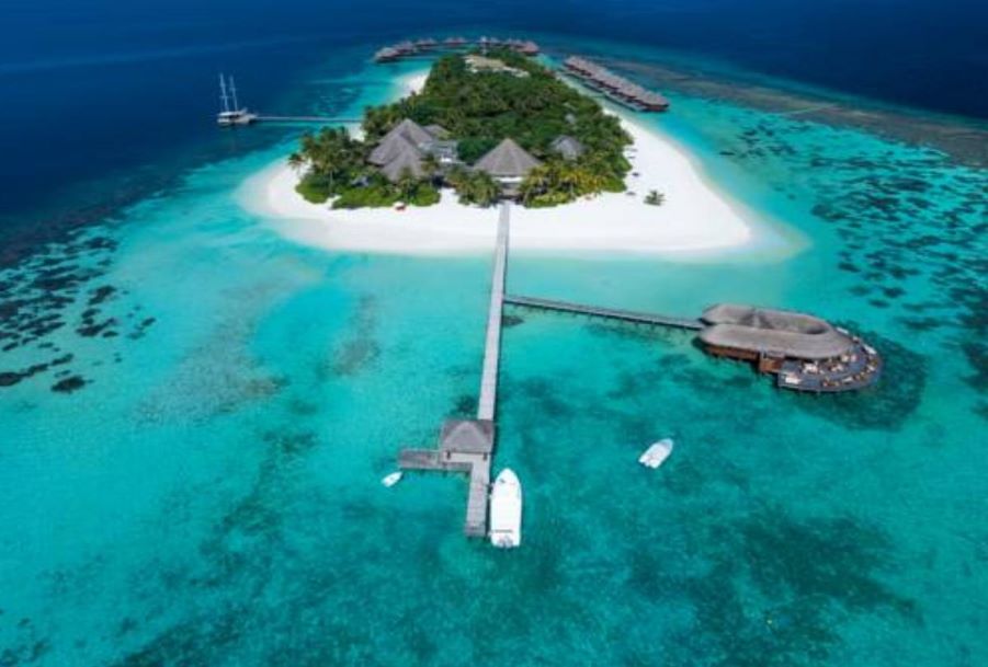 https://overatours.com/maldives/attractions/mirihi-island/